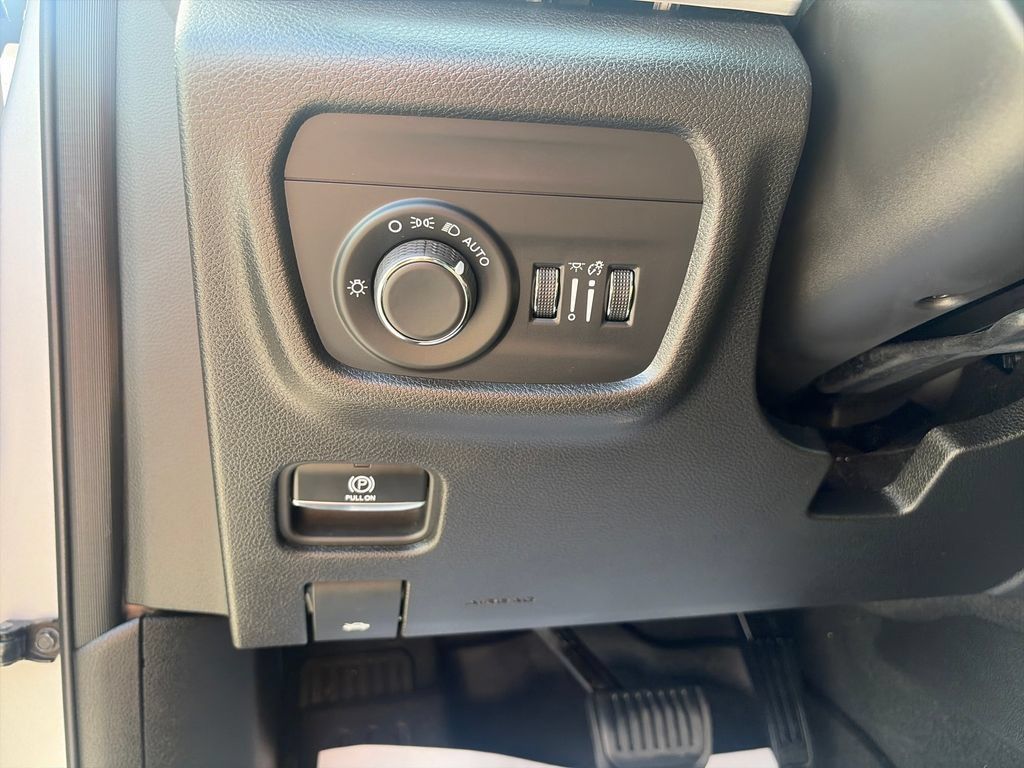 Used 2024 Jeep Grand Cherokee Altitude AWD/4WD image 31