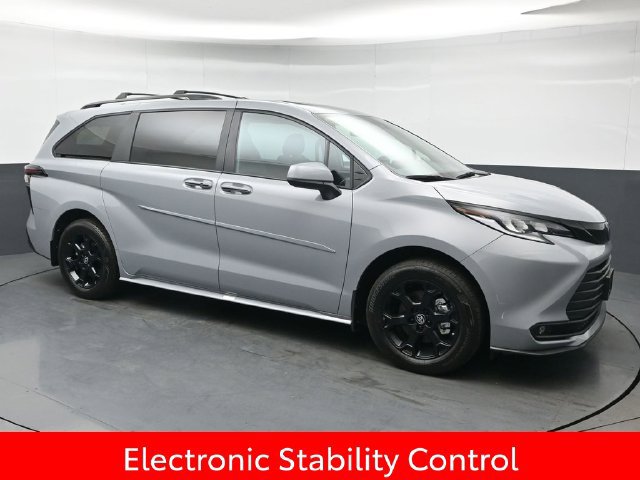 Used 2025 Toyota Sienna XLE Woodland Edition AWD/4WD image 9