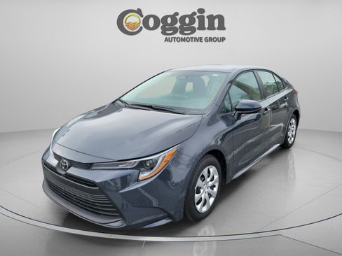 Used 2025 Toyota Corolla LE w/ Convenience Package image 3