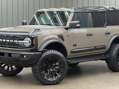 Used 2025 Ford Bronco Outer Banks AWD/4WD image 1