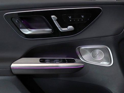 Used 2025 Mercedes-Benz GLC 300 4MATIC image 3