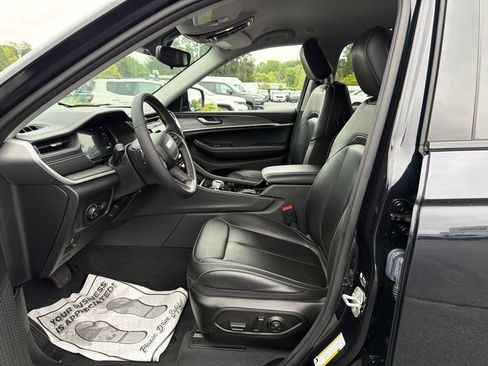 Used 2023 Jeep Grand Cherokee Limited w/ Black Appearance Package AWD/4WD image 12
