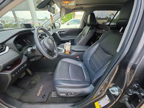 Used 2020 Toyota RAV4 Limited FWD image 12