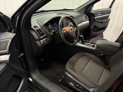 Used 2017 Ford Explorer XLT AWD/4WD image 36