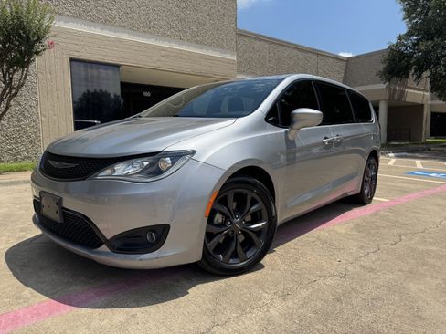 Used 2018 Chrysler Pacifica Touring Plus w/ S Appearance Package FWD image 1
