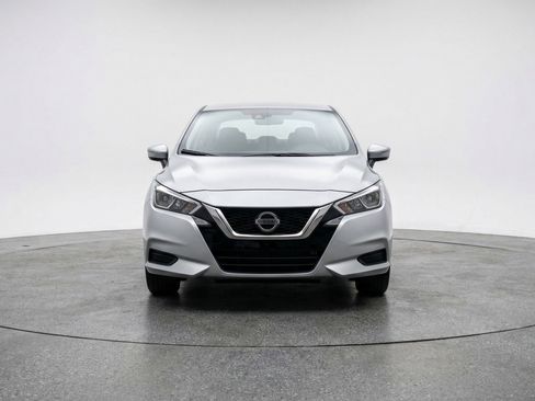 Used 2025 Nissan Versa SV image 2