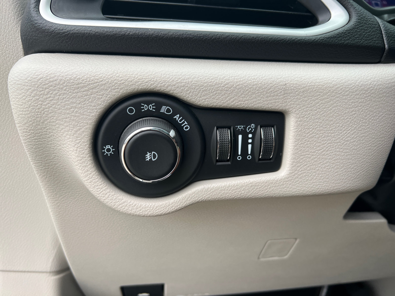 Used 2024 Chrysler Pacifica Touring-L FWD image 34