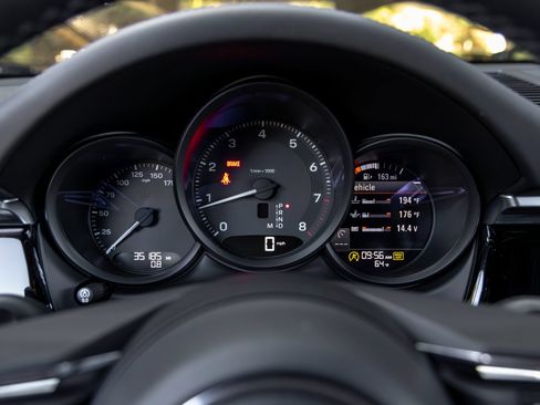 Certified 2023 Porsche Macan AWD/4WD image 32