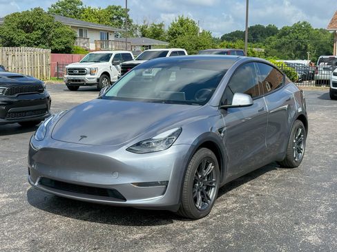 Used 2024 Tesla Model Y Long Range AWD/4WD image 5