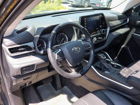 Used 2020 Toyota Highlander XLE image 19