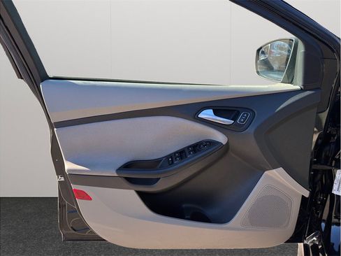 Used 2016 Ford Focus SE w/ SE Sport Package image 15