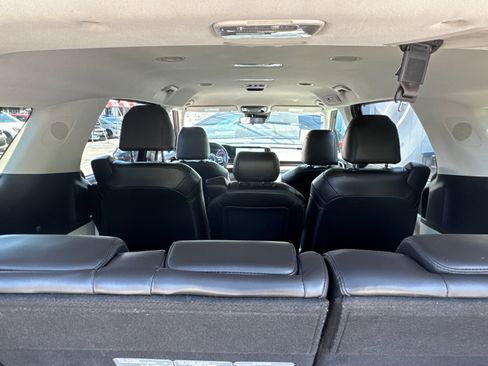 Used 2022 Kia Carnival EX FWD image 21