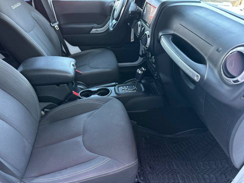 Used 2018 Jeep Wrangler Unlimited Sahara w/ Connectivity Group AWD/4WD image 15