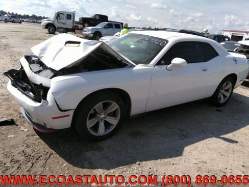 Used 2019 Dodge Challenger SXT image 3