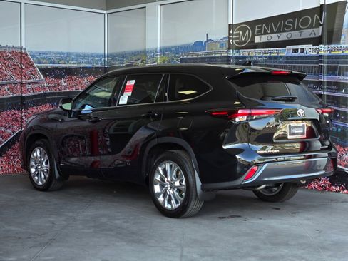 Certified 2026 Toyota Highlander Limited AWD/4WD image 6