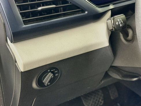 Certified 2023 Volkswagen Taos SE FWD image 13