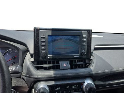 Used 2021 Toyota RAV4 LE FWD image 11