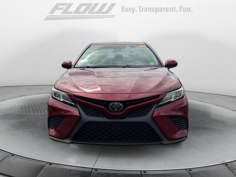 Used 2018 Toyota Camry SE w/ Moonroof Package FWD image 2