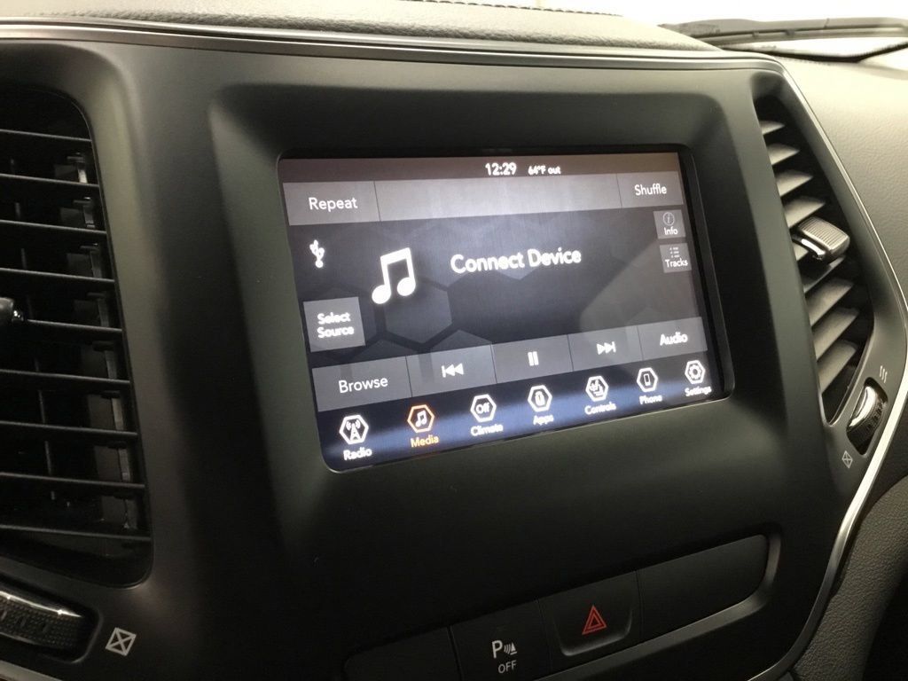 Used 2019 Jeep Cherokee Latitude Plus w/ Cold Weather Group AWD/4WD image 21