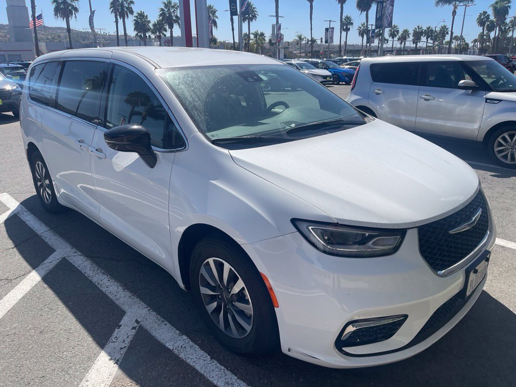 Used 2024 Chrysler Pacifica Limited FWD image 2