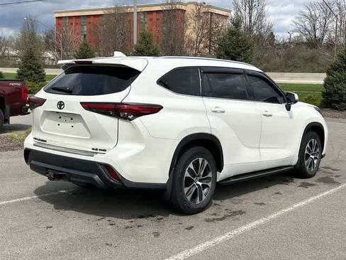 Used 2020 Toyota Highlander XLE image 24