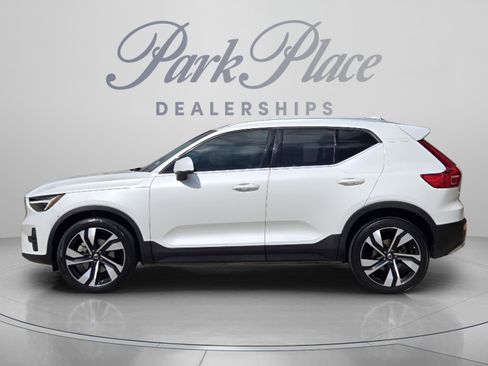Certified 2023 Volvo XC40 B5 Plus w/ Climate Package AWD/4WD image 2