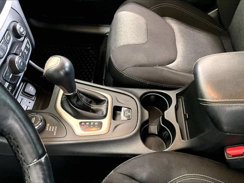 Used 2018 Jeep Cherokee Sport w/ Cold Weather Group AWD/4WD image 18
