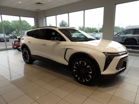 Used 2024 Chevrolet Blazer EV RS AWD/4WD image 3