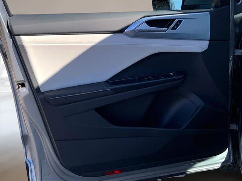 Certified 2025 Volkswagen Taos SE image 22