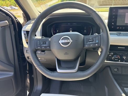 Used 2025 Nissan Rogue SL w/ SL Premium Package image 23