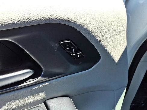 Used 2023 Chrysler Pacifica Touring-L FWD image 13