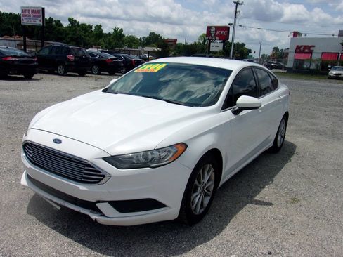 Used 2017 Ford Fusion SE w/ Fusion SE Technology Package FWD image 3