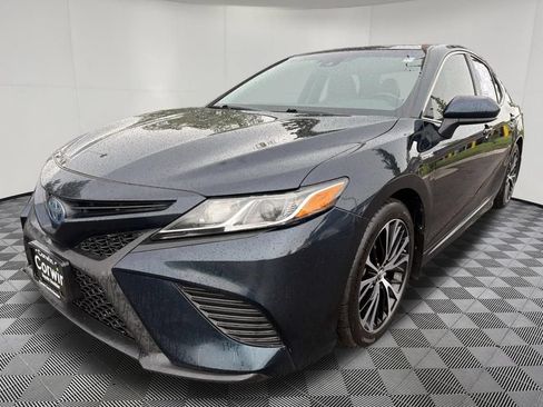 Used 2019 Toyota Camry SE FWD image 3