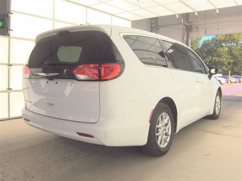 Used 2024 Chrysler Voyager LX FWD image 4