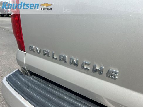 Used 2009 Chevrolet Avalanche LT w/ Luxury Package AWD/4WD image 8
