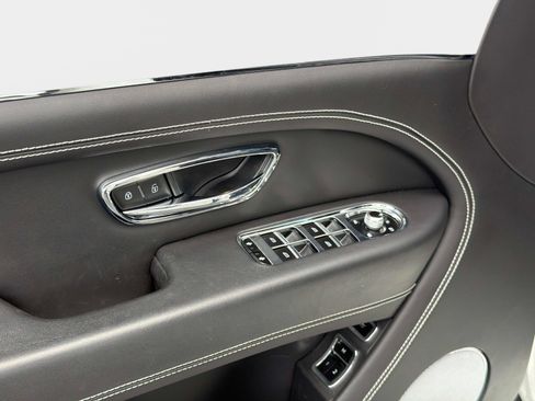 Used 2022 Bentley Bentayga AWD/4WD image 38