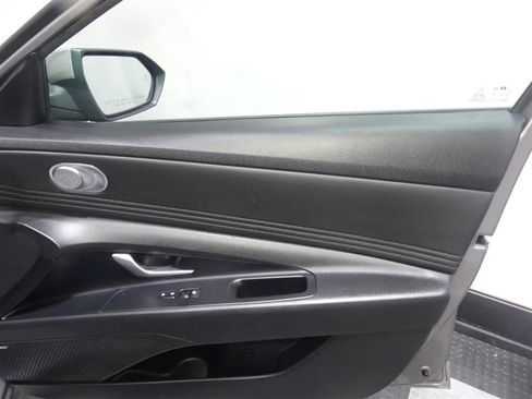 Used 2022 Hyundai Elantra Limited FWD image 19
