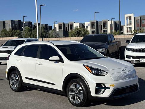 Used 2022 Kia Niro EX image 3