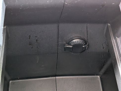 Used 2020 Toyota Highlander XLE AWD/4WD image 37