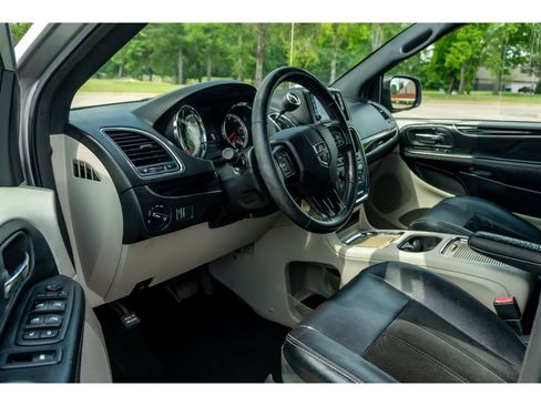 Used 2017 Dodge Grand Caravan SXT FWD image 11