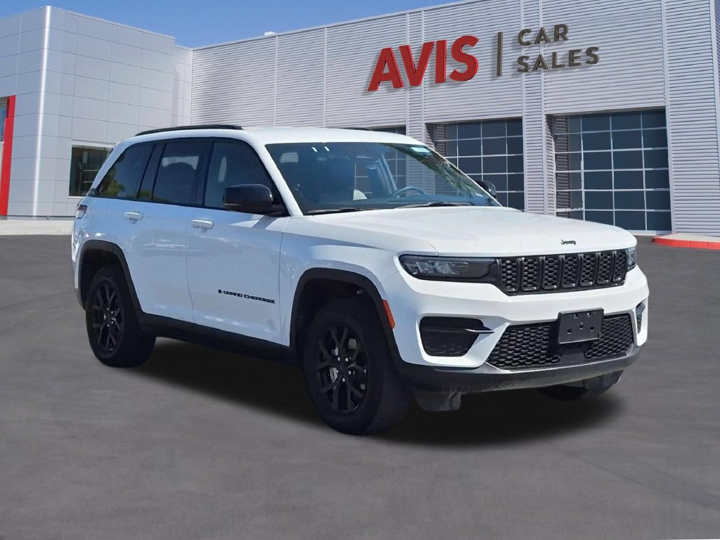 Used 2025 Jeep Grand Cherokee Altitude AWD/4WD image 3