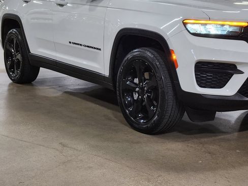 Used 2023 Jeep Grand Cherokee Altitude AWD/4WD image 16