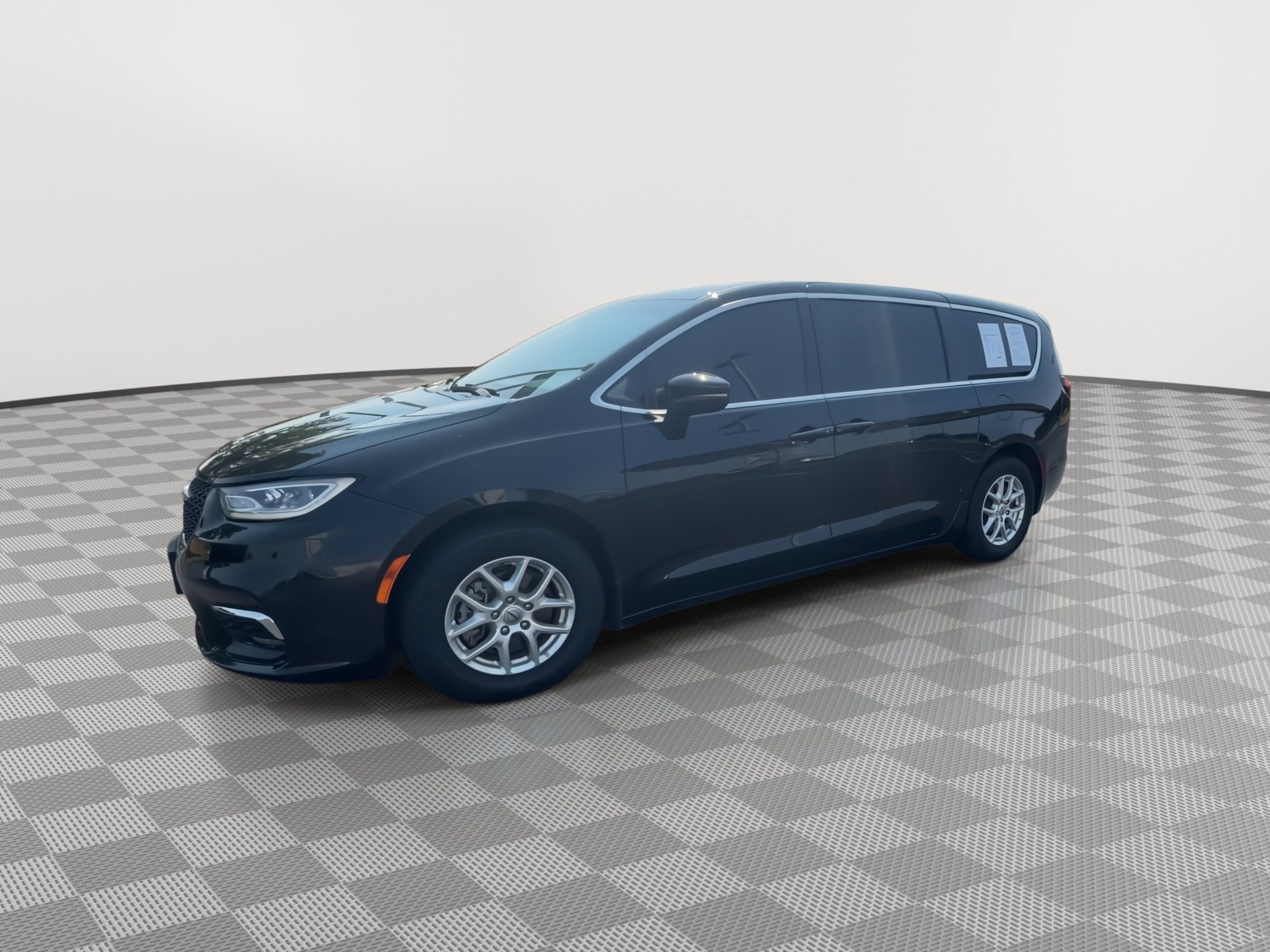 Used 2023 Chrysler Pacifica Touring FWD image 4