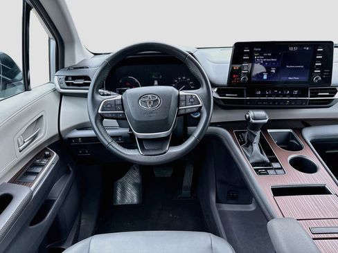 Used 2024 Toyota Sienna XLE FWD image 27