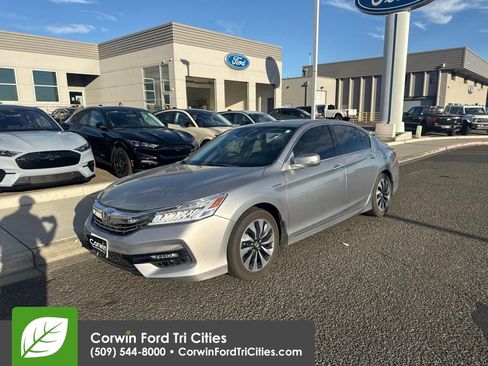 Used 2017 Honda Accord Touring image 3