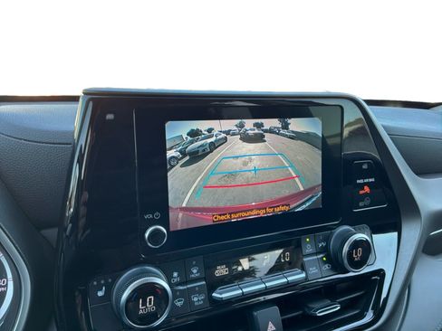Used 2023 Toyota Highlander XLE FWD image 13