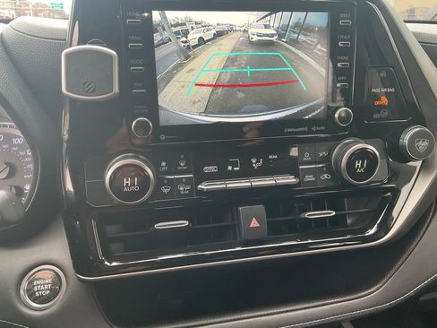 Used 2020 Toyota Highlander LE image 11