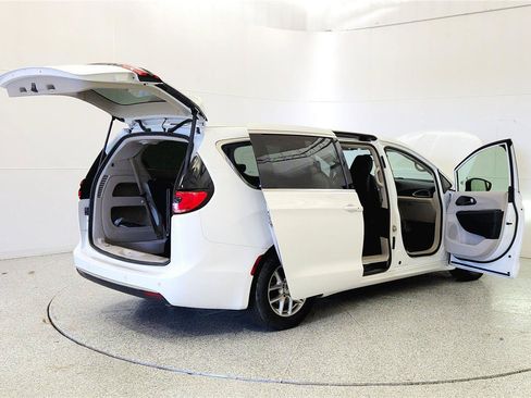 Used 2023 Chrysler Pacifica Touring-L FWD image 12