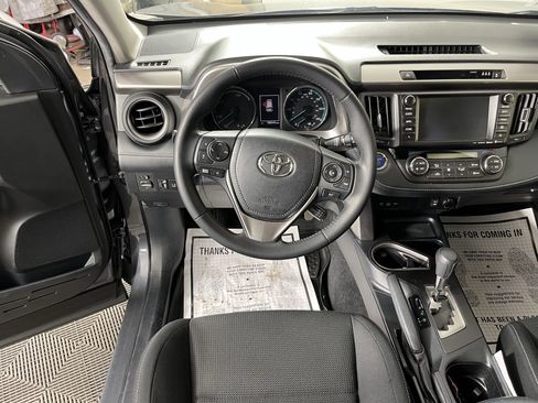 Used 2018 Toyota RAV4 XLE AWD/4WD image 12