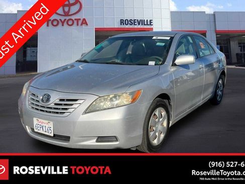 Used 2009 Toyota Camry LE FWD image 1